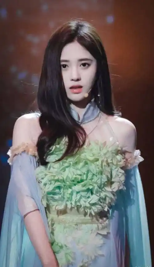 青春有你2鞠婧祎突然出现仅1秒钟的镜头令全网男粉沸腾