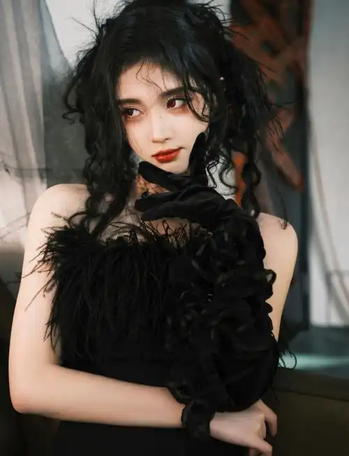 鞠婧祎:万圣节"黑天鹅"造型惊艳到我,穿黑色连短裙 精致妆容插图8