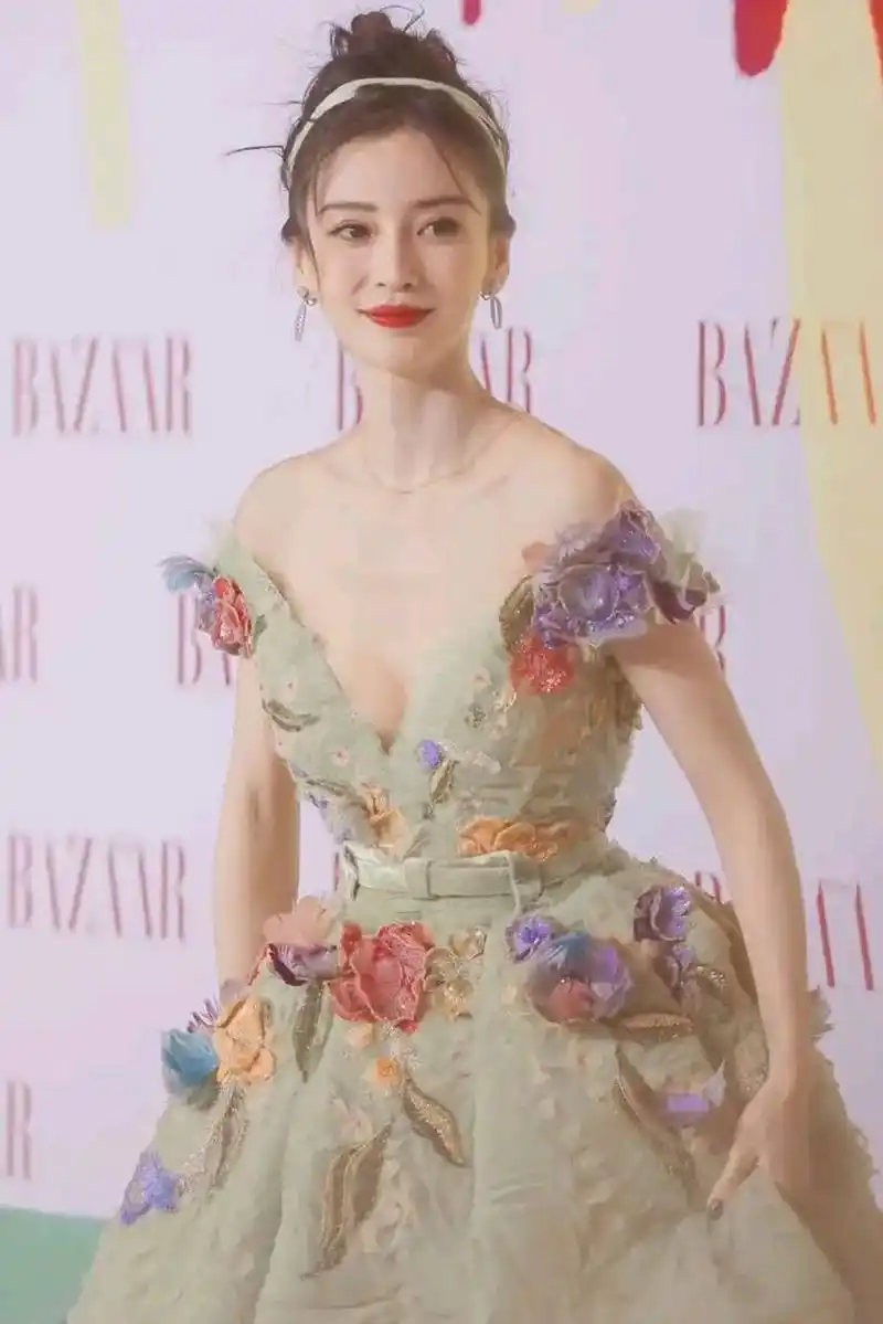 杨颖,不走丰满路线,穿低胸深v连衣裙,看得见的好身材  杨颖当了妈之后