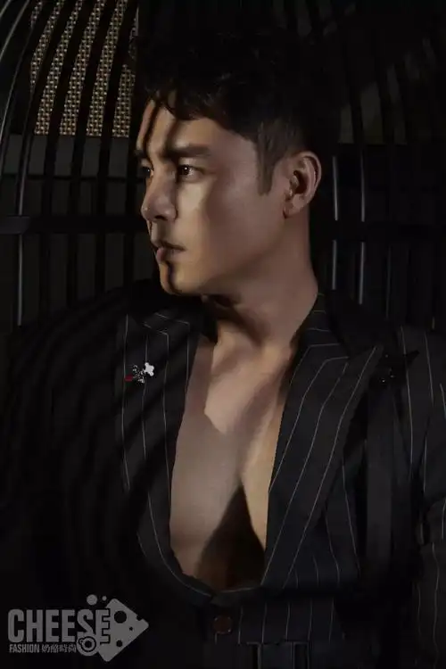 22岁的明道还是个大男孩,皮肤黝黑,身材精壮,笑容爽朗十分有感染力.