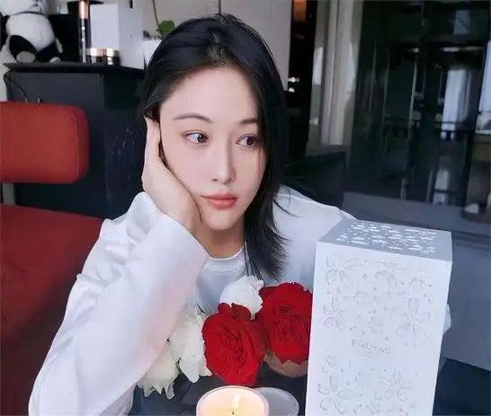 张馨予摸肚变胖被传怀孕,本尊幽默回应怀二胎,原因让人笑痛肚