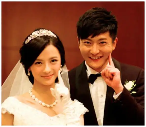 郭京飞结婚生子15年从不晒妻,老婆竟是童年女神,难怪藏这么深__财经