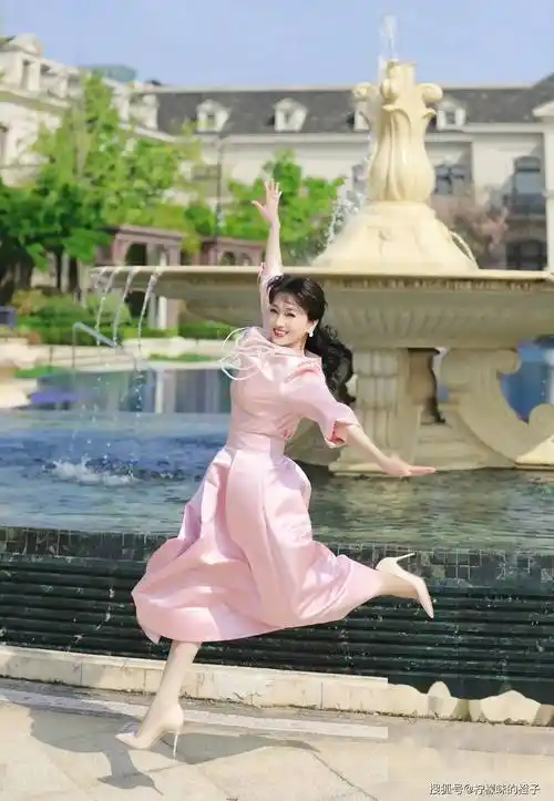 70岁赵雅芝挑战细高跟,网友:这奶奶我不服!_舞蹈_中老年人_年龄