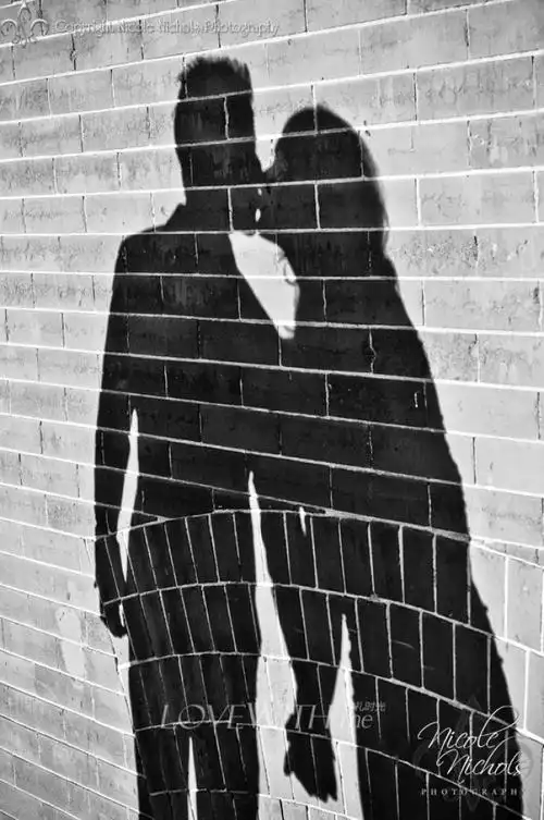 两人在海边或是沙滩等地方,用光影勾勒出两人kiss的身形,大千世界好似