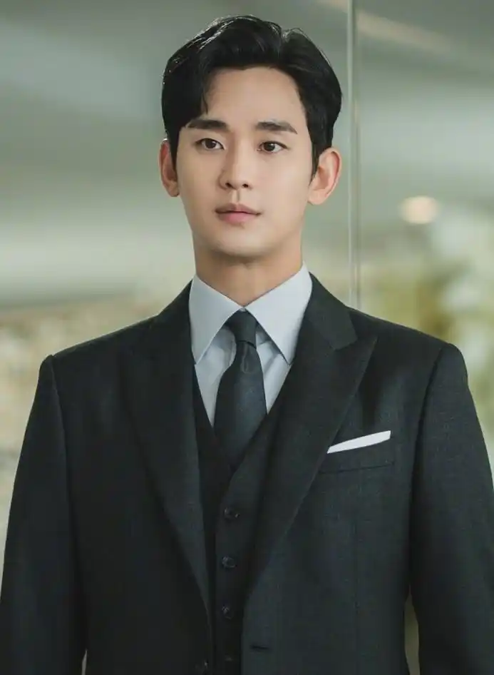 眼泪女王首曝金秀贤剧照财阀女婿名品正装范