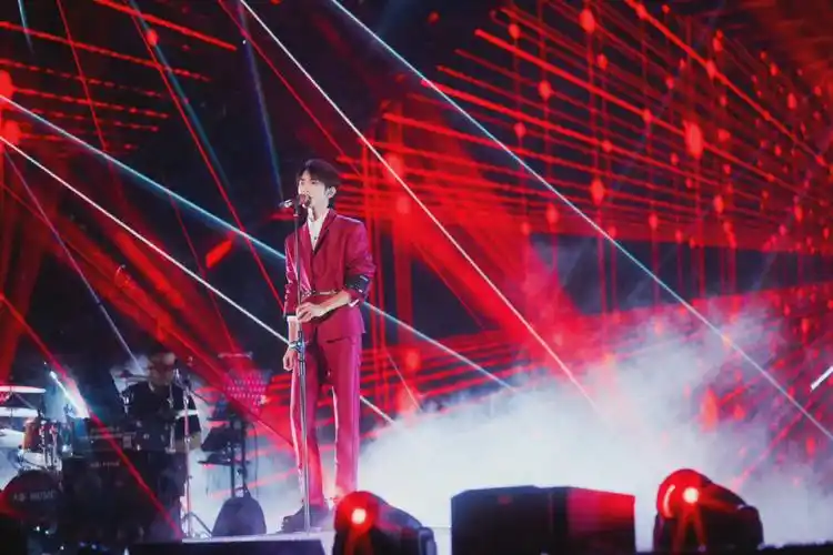 易烊千玺和红色适配度