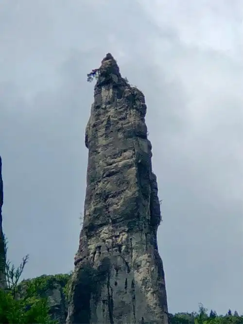 独柱山峰,山顶像个山字