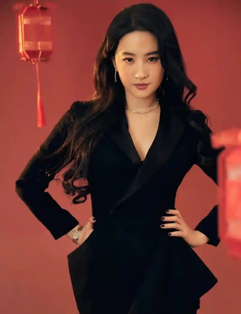 刘亦菲身着黑色套装长发剑眉攻气十足