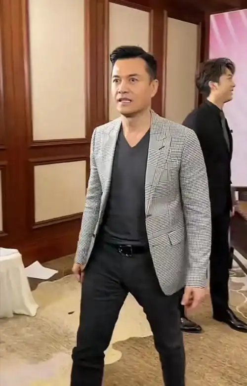 吕良伟感觉他比拍上海滩时都年轻,不光是面部和发量,更主要是腰腹没有