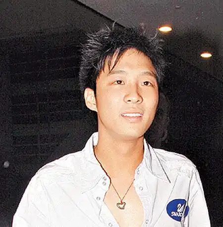 霍启山与妙龄女过新年(组图)