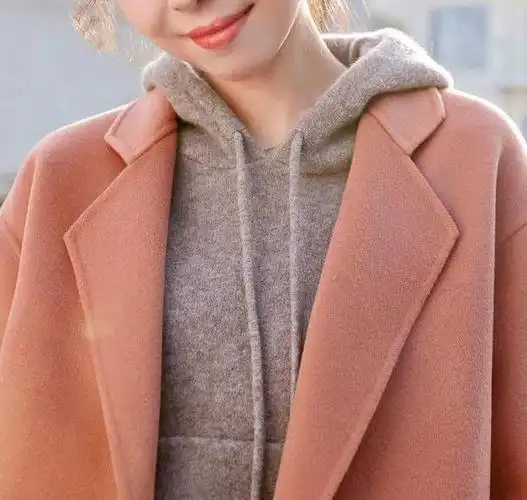 靳东老婆晒自拍!一身休闲装丸子头造型惊艳,独特的婚戒太显高|大衣|妆