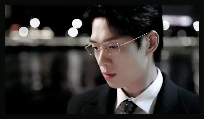 魏大勋《你好星期六》剧照~单手插兜的孟总,气场全开,我们今晚不见不