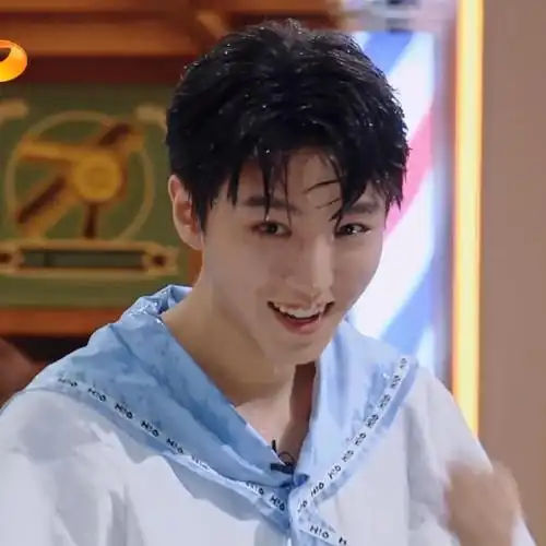 为什么感觉此人一被淋湿年龄立减15    #王俊凯你好星期六