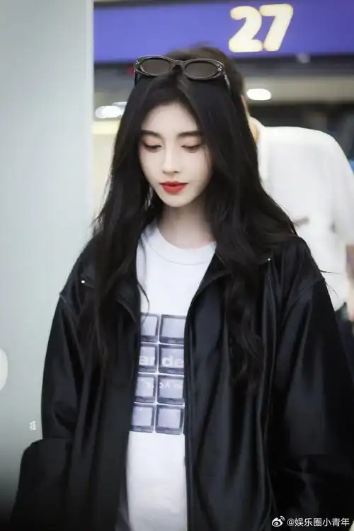 鞠婧祎最新机场路透##鞠婧祎最新机场造型好酷
