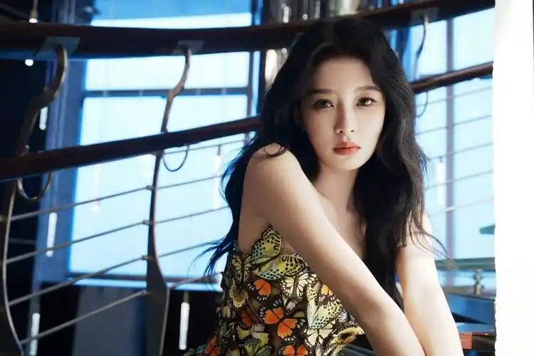 孙怡多巴胺造型穿搭 多重风格尽显个性姿态_活动_蝴蝶_夏日