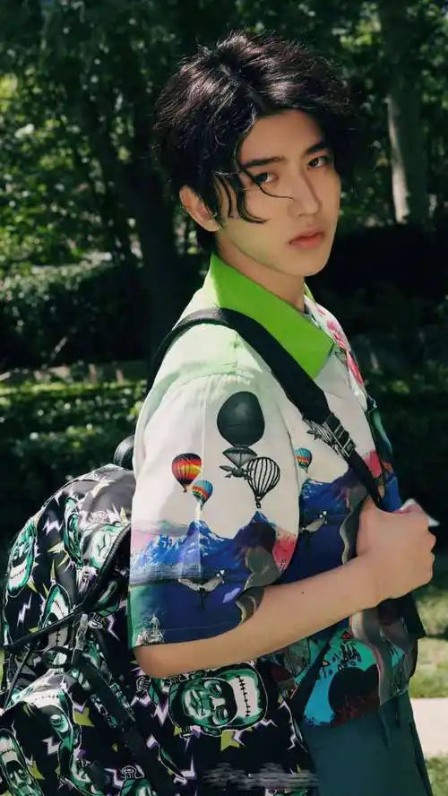 原创蔡徐坤穿花衬衫够大胆才敢穿行走的花衬衫衣架