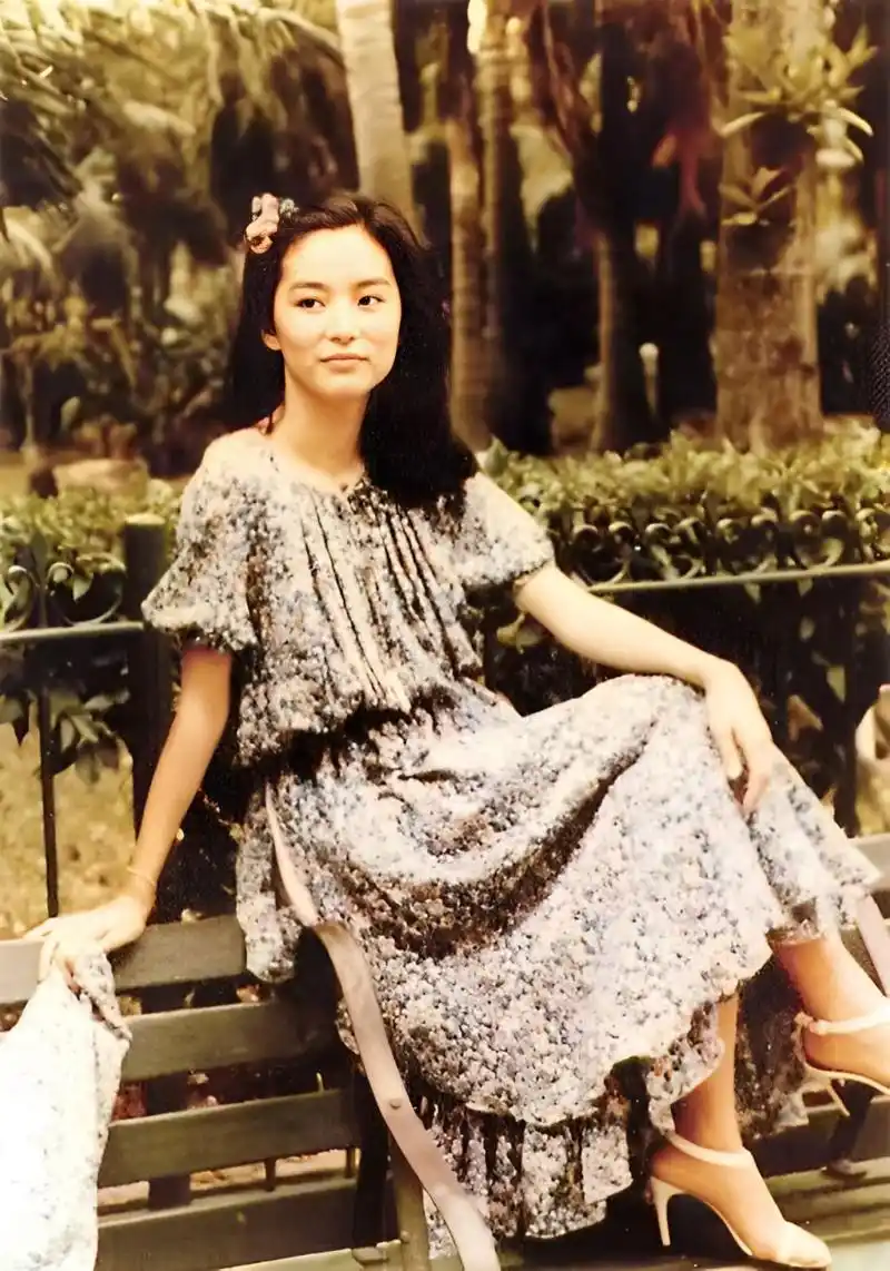 这是少女时代的林青霞在公园玩耍时的留影.