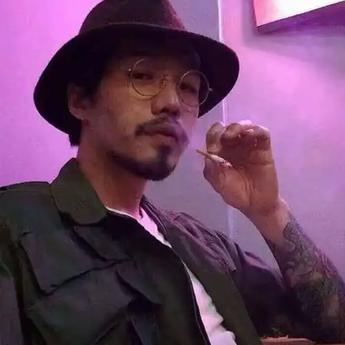 小胡子吸烟男人文艺范头像