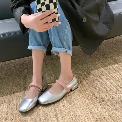 这款百搭小银色鞋子太绝啦～一字带搭配小方头平底,上脚巨舒服巨好穿