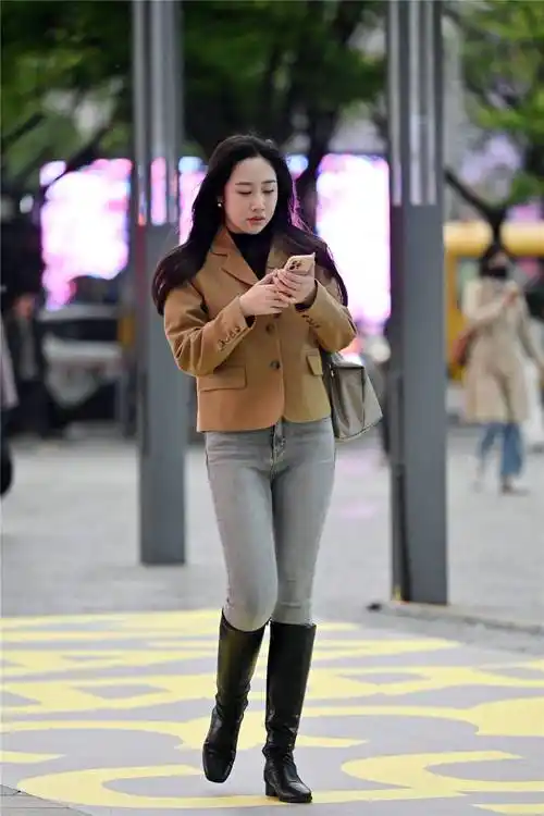春季里的保暖穿搭,长靴搭配紧身牛仔裤,也穿出简约时尚的风格_效果