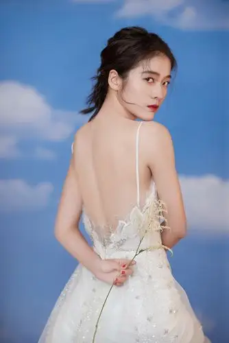 张雪迎受邀出席活动纯白星空纱裙宛如公主