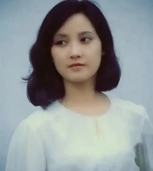 看了年轻时的邓婕,才知道何谓"一眼万年"