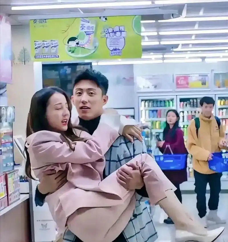 迪丽热巴的腰臀比好优越呀,就算是被黄景瑜抱在怀里,还能明显的看得