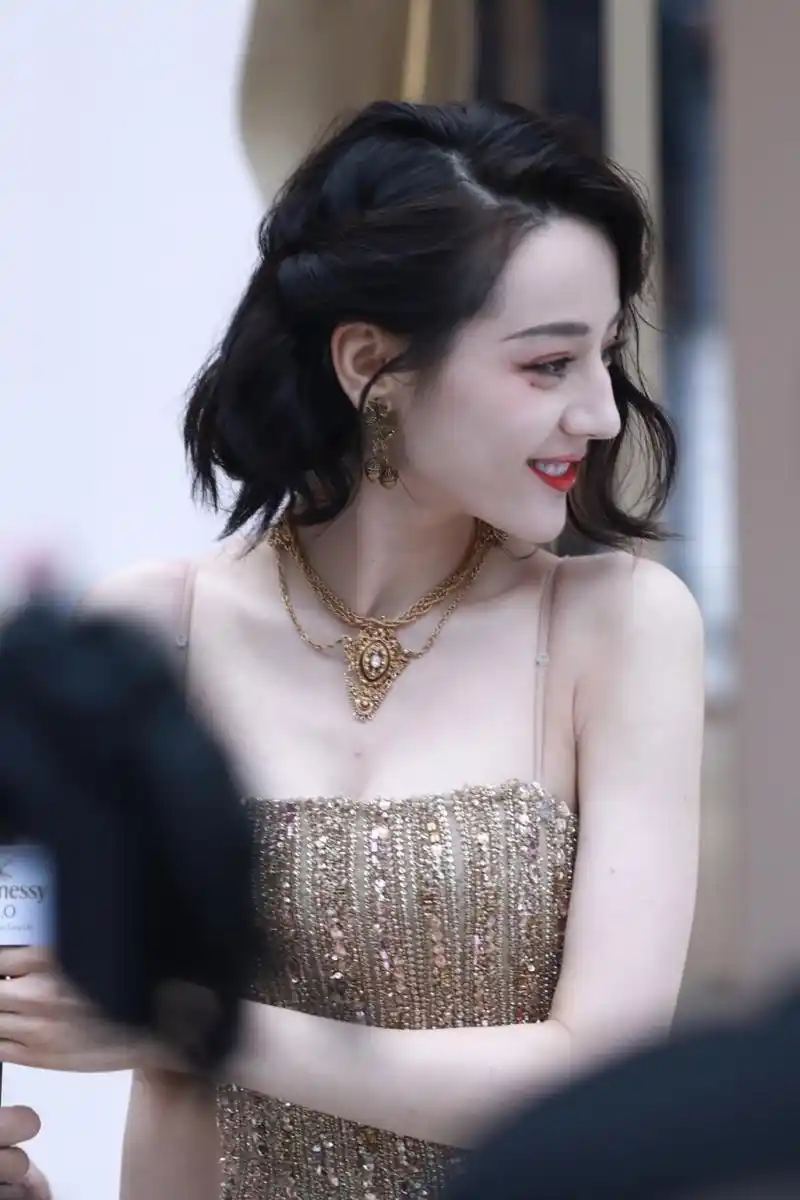 迪丽热巴短发出席活动,美的不要不要的.