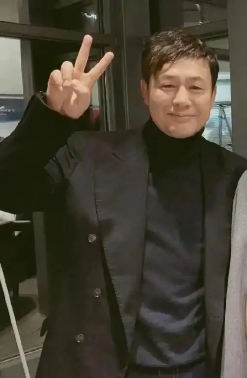 张颂文拍照好喜欢比耶#哈哈哈哈哈哈张颂文老师拍照专用手势