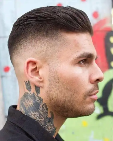 都值得尝试的一种发型,尤其是两侧推短的背头造型,清爽时尚又很霸气