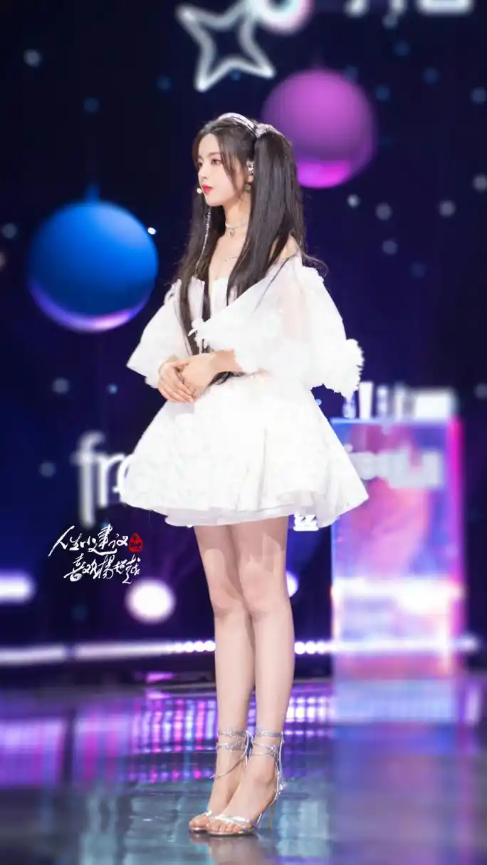 超越妹妹刚出道的时候身高168,这组图是杨超越生日直播,现在的她能不