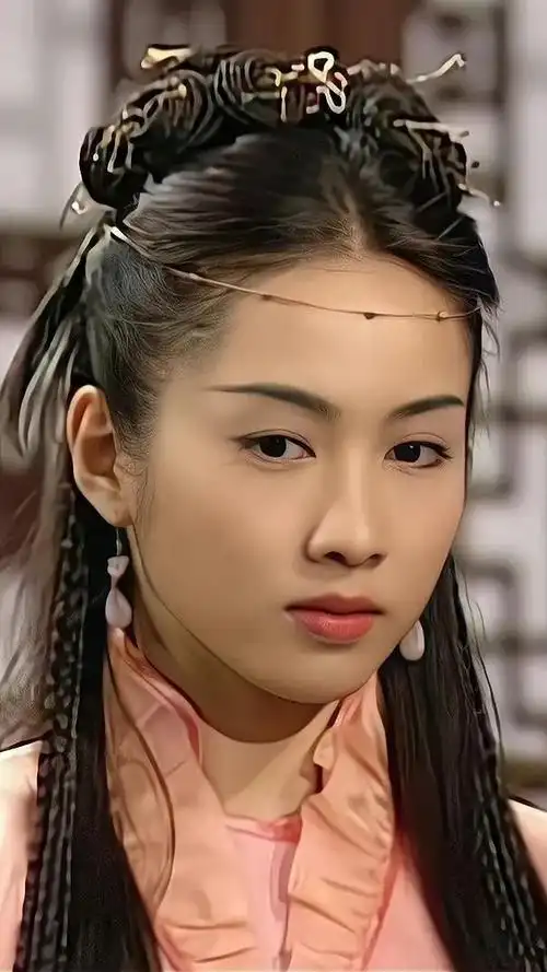 黎姿梨涡浅笑摇曳生姿年轻时的她美貌惊人