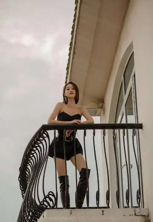 蓝盈莹身材好就是自信,穿吊带秀直角肩,脚踩长靴女团范儿十足