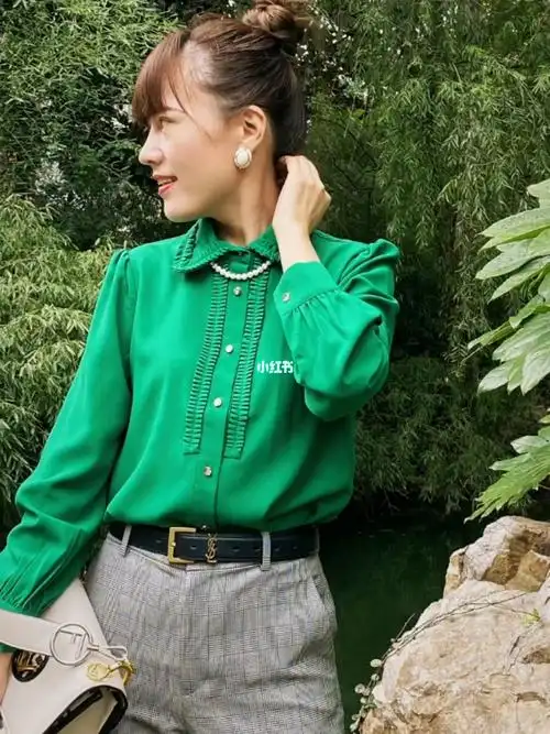 珍珠项链和衬衣搭配的优雅