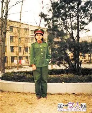 韩红旧照曝光清秀可人身材苗条 曾被称"军中之花"