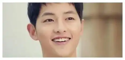 宋仲基夫妇现身棒球场外貌变化引热议生活态度成焦点