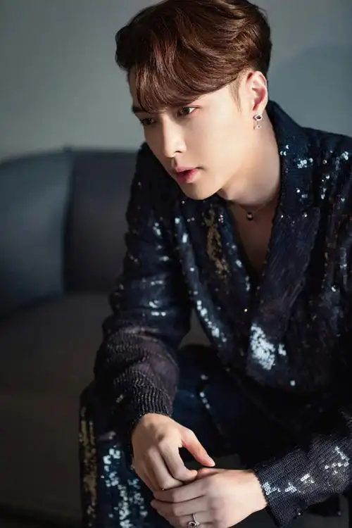 简介:张艺兴亮片西装帅气写真图片,分享一组张艺兴图片给大家,图中的