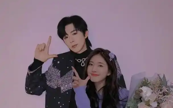 就被狗仔拍到和刘宇宁同游迪士尼,疑似恋情曝光