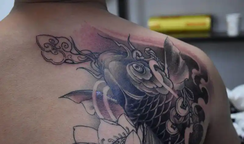 鲤鱼完成@纹身图片_背部新传统鲤鱼纹身图案