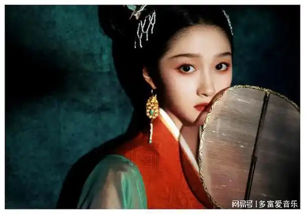 关晓彤白旗袍造型好绝,仪态气质佳,网友:导演欠关晓彤一部古装