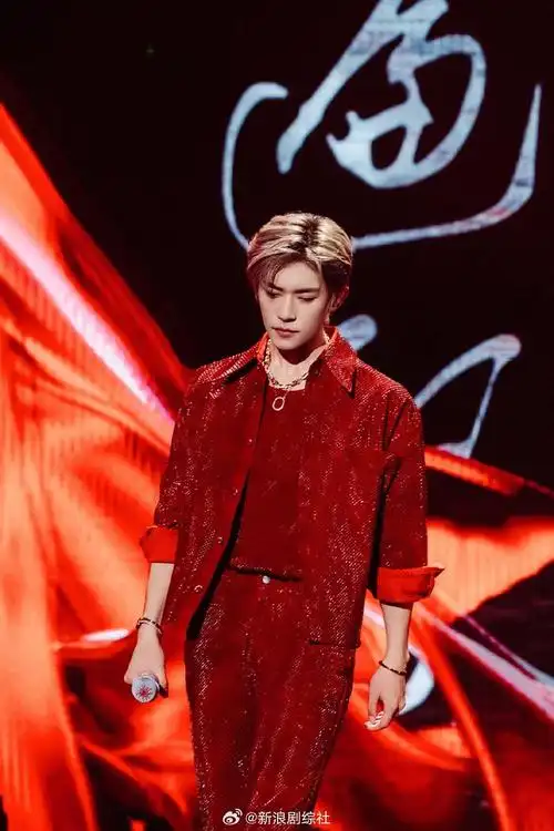 易烊千玺红色亮片外套真的好闪!