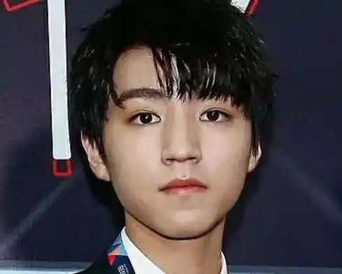 王俊凯五官很精致,只是皮肤状态看起来不是太好,可能是没休息好吧.