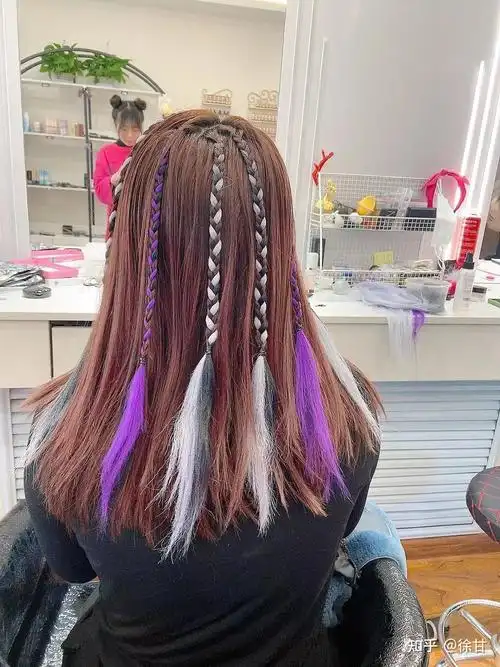 女生短发中夹杂着几根脏辫会好看吗