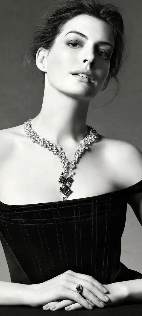 安妮·海瑟薇明艳黑白大片明星手机壁纸