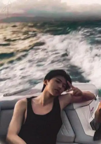 蔡徐坤分享跑男团建帅照 背心大帅哥私下的状态慵懒又迷人