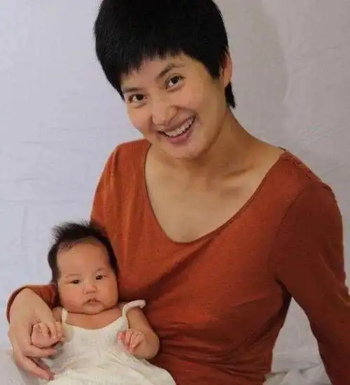 董勇:辜负了一婚老婆后,二婚娶普通圈外人,47岁才当爸也幸福