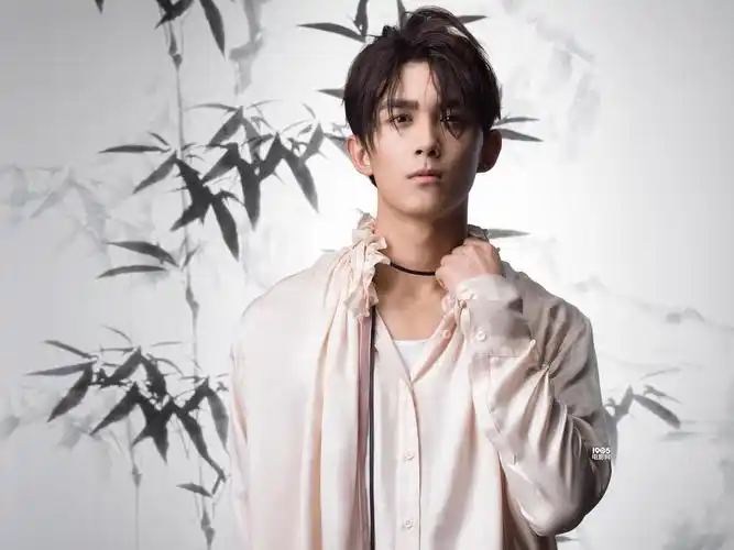 吴磊惊蛰古风大片曝光 异界至尊战神水墨画风映衬翩翩少年郎