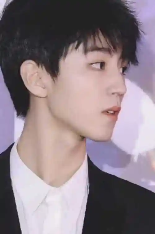 王俊凯喉结杀这画面太爱了