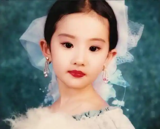 有种"童年照"叫刘亦菲,五官没有变化就算了,这气质真让人叫绝_模样