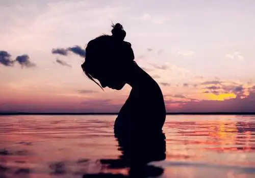 伤感意境女生图片沉浸在伤感中不能自拔